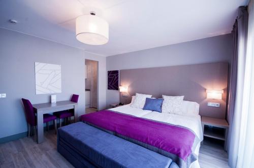 马贝拉埃尔法罗马贝拉酒店的一间卧室配有一张大床和一张书桌