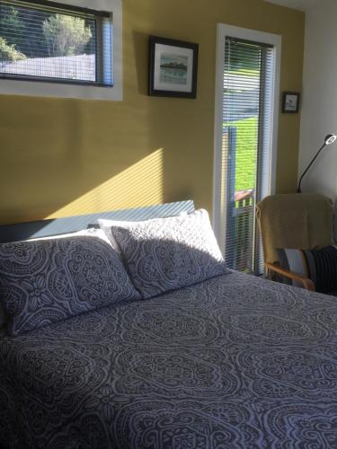 比舍诺Wheel House Studio的卧室配有床、椅子和窗户。
