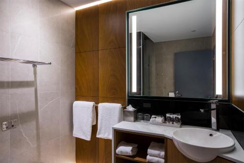 利物浦悉尼利物浦美居酒店的一间带水槽和镜子的浴室