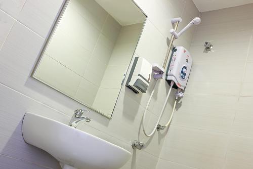 吉隆坡我的酒店@ 吉隆坡中环火车站的一间带水槽和镜子的浴室