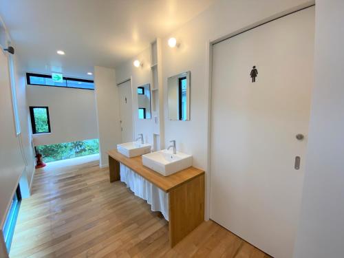 镰仓市B&B KAMAKURA的一间带两个盥洗盆和大镜子的浴室