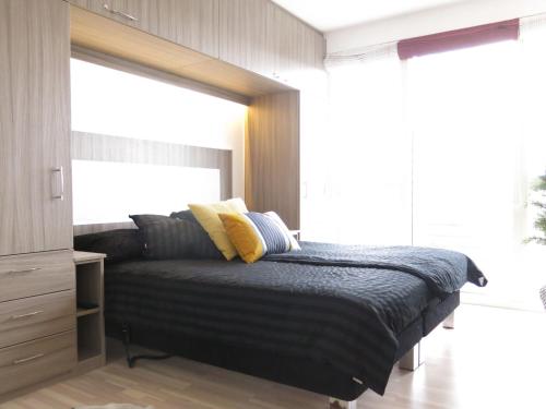 哥本哈根ApartmentInCopenhagen Apartment 427的一间卧室配有一张带窗户的床