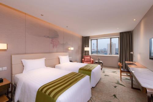 北京北京广安门维景国际大酒店（原北京港中旅维景国际大酒店）的酒店客房配有两张床和一张书桌