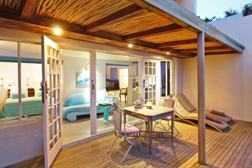 Trafalgar海滩时光山林小屋酒店的一间带桌椅的房间和一间卧室
