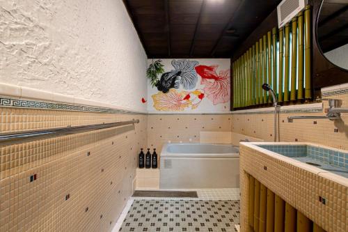 长崎Oyado - Vacation STAY 92345的带浴缸和盥洗盆的浴室