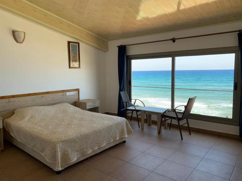 法马古斯塔Kaplica Hotel的一间卧室配有一张床,享有海景