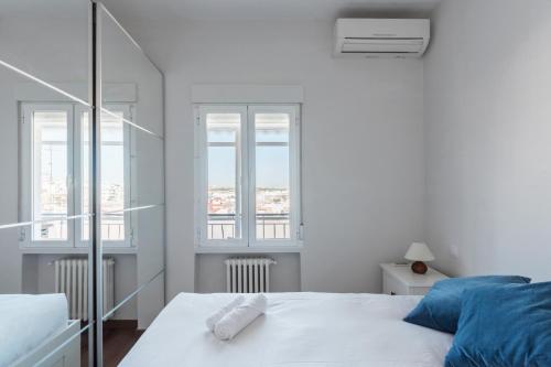马德里MintyStay - Paseo de las Delicias的一间白色卧室,配有床和2个窗户