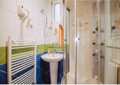 诺维萨德卡尔皇家公寓客房酒店的一间带水槽和淋浴的浴室