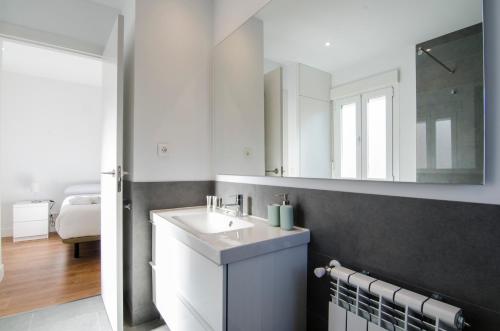 马德里2 bedrooms 2 bathrooms furnished - Bernabeu - Business area with terrace - Minty Stay的一间带水槽和镜子的浴室