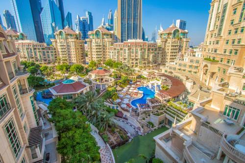 迪拜迪拜阿拉穆如瑞士酒店的城市空中景观高楼