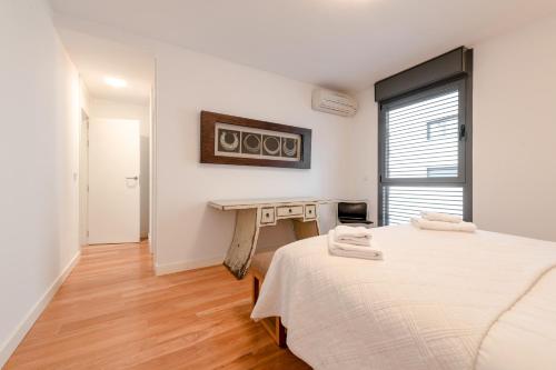 马德里MintyStay - Felipe Campos的白色的客房配有一张床和一张书桌