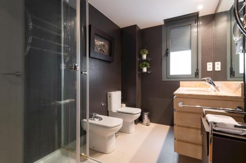 马德里MintyStay - Felipe Campos的一间带卫生间和玻璃淋浴间的浴室