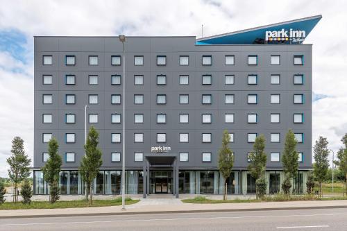 维尔纽斯Park Inn by Radisson Vilnius Airport Hotel & Conference Centre的建筑物前部的 ⁇ 染