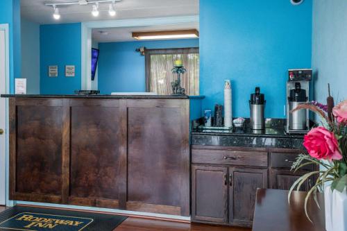 安德森罗德威安德森酒店的厨房设有木制柜台和蓝色的墙壁