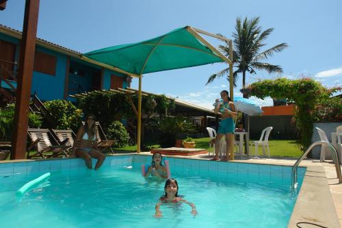 康塞桑达巴拉太阳酒店的一群妇女在游泳池里