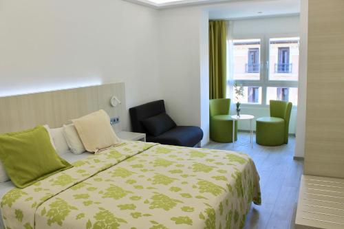 阿利坎特Rambla Alicante Contactless的配有一张床和一把椅子的酒店客房