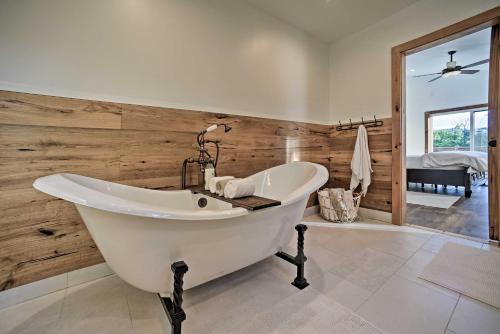 温德姆Luxury Home with Deck Explore the Catskill Mtns!的浴室设有白色浴缸,拥有木墙