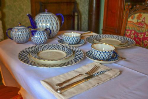 达尔比蒂The Lady Maxwell Room at Buittle Castle的一张有蓝色和白色板子的桌子,上面有花瓶