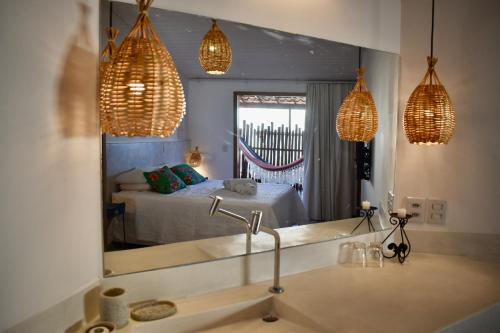 皮帕塔尔塔卢加旅馆的一间带水槽和镜子的浴室,配有一张床