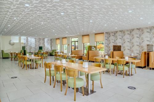 谢赫维蒂利Mirage Hotel的用餐室配有木桌和椅子