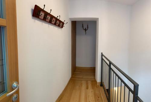 平佐洛Casa al Sole Apt 1的一条带白色墙壁和楼梯的走廊