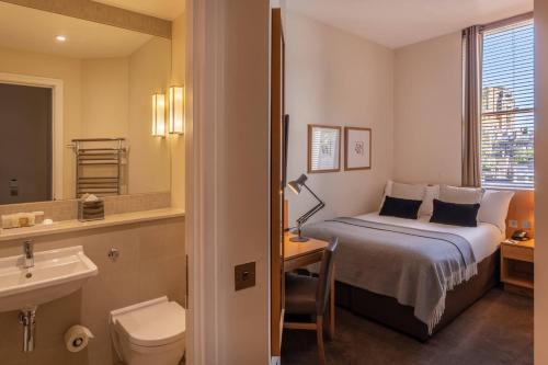伦敦The Resident Kensington的酒店客房设有床和水槽