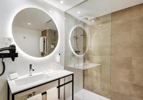 斯考特尔马德里机场酒店的一间浴室
