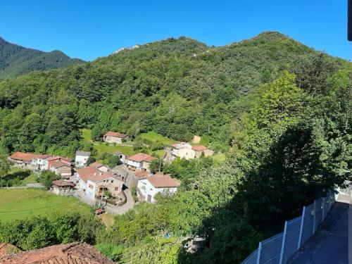 CasoCasa preciosas vistas, ubicada en medio del Parque Natural de REDES, Asturias的山中房屋的空中景观