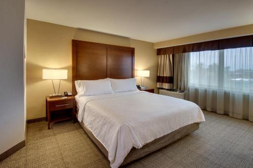 华盛顿特区银泉智选假日酒店客房内的一张或多张床位