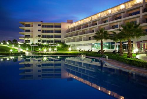 波尔蒂芒维斯塔码头公寓酒店的大楼前设有游泳池的酒店