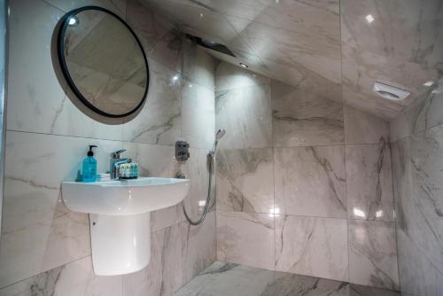 绍斯波特Hotel 21的一间带水槽和镜子的浴室