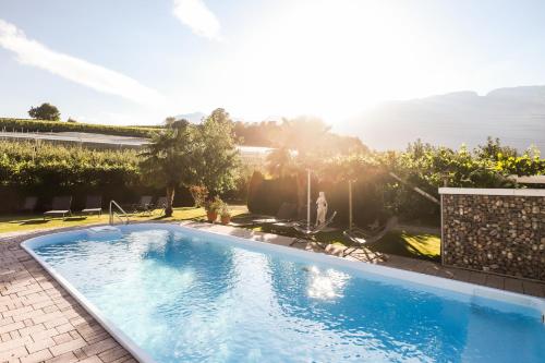 阿皮亚诺苏拉斯特拉达Hotel Linger的一座房子后院的游泳池