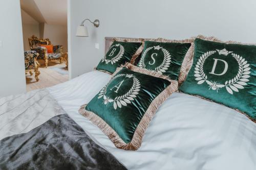 尤尔马拉Baltic Sea Dunes Apartments的一张带绿色和白色枕头的床