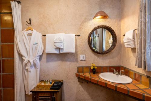 圣达菲绿松石熊住宿加早餐旅馆的浴室配有盥洗盆、镜子和毛巾