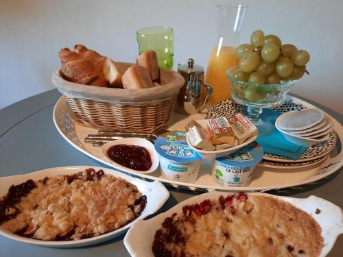 布雷特维尔迪格朗科Les Hortensias-chambre chez l'habitant的一张桌子,上面放着两盘食物和面包