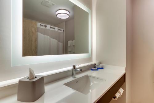 科尔宾科尔宾智选假日酒店&套房的白色的浴室设有水槽和镜子
