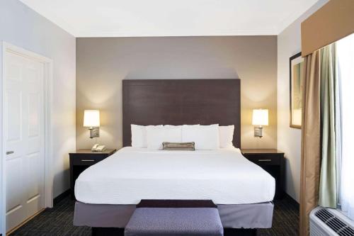 Sonesta Essential Houston Westchase客房内的一张或多张床位