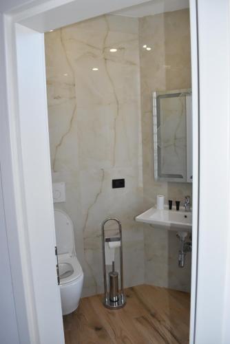 都拉斯COSMO Beach Hotel的一间带卫生间和水槽的浴室