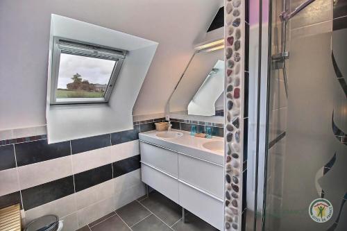 CamlezLe fournil的一间带水槽和窗户的浴室