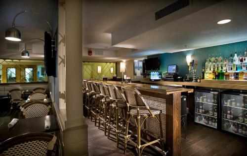 默特尔比奇Ocean Escape Condos的餐厅内带椅子和柜台的酒吧