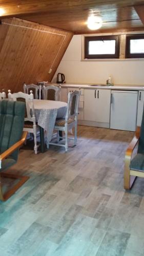 斯科尔茨Domek pod świerkami 2的配有桌椅和厨房的房间