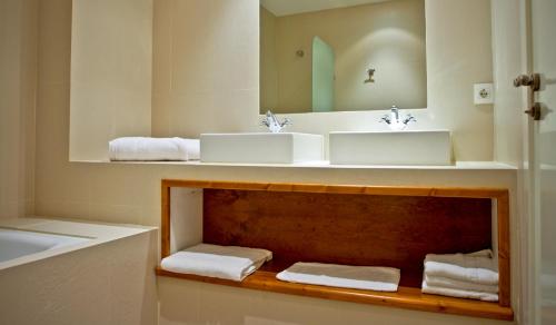 Salvatierra de Tormes萨尔瓦乡村酒店的浴室设有2个水槽、镜子和毛巾。