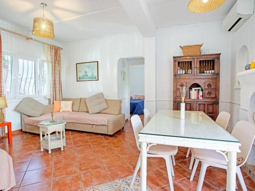 卡拉德米哈斯拉埃斯特雷别墅的客厅配有桌子和沙发