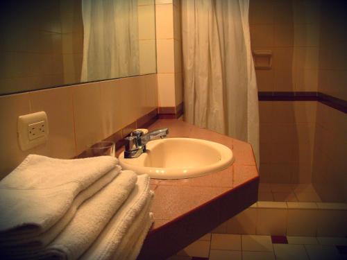 利马卡萨代巴拉巴尔酒店的浴室配有盥洗盆、淋浴和毛巾