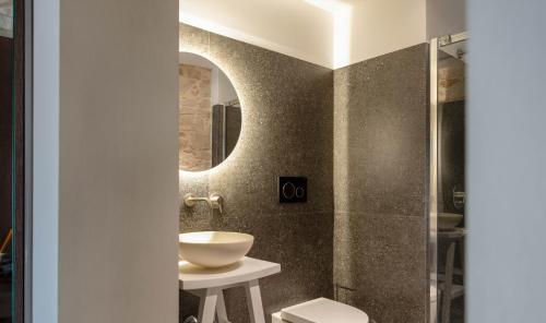 圣埃拉莫因科莱Divale的一间带水槽和镜子的浴室