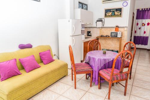 阿约拉港Tintorera Guest House的客厅配有沙发和桌子