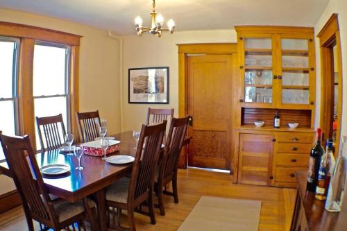伯利恒The Craftsman Farmhouse with Modern Flair的一间带木桌和椅子的用餐室