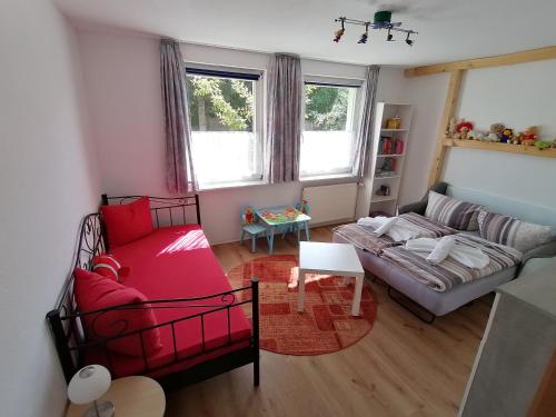 NeverowFerienwohnung am Haffberg的一间带红色沙发的客厅