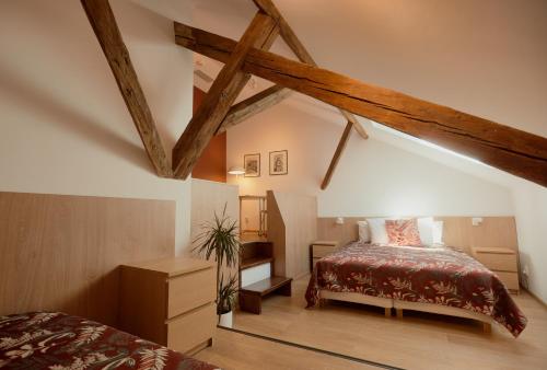 克卢日-纳波卡Guest House 1568的阁楼卧室配有床和梳妆台
