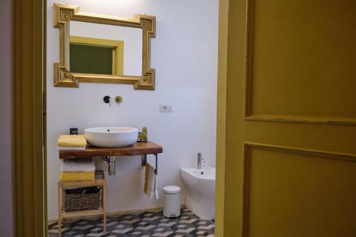 圣温琴佐OlioeAlloro B&B的浴室设有水槽和墙上的镜子